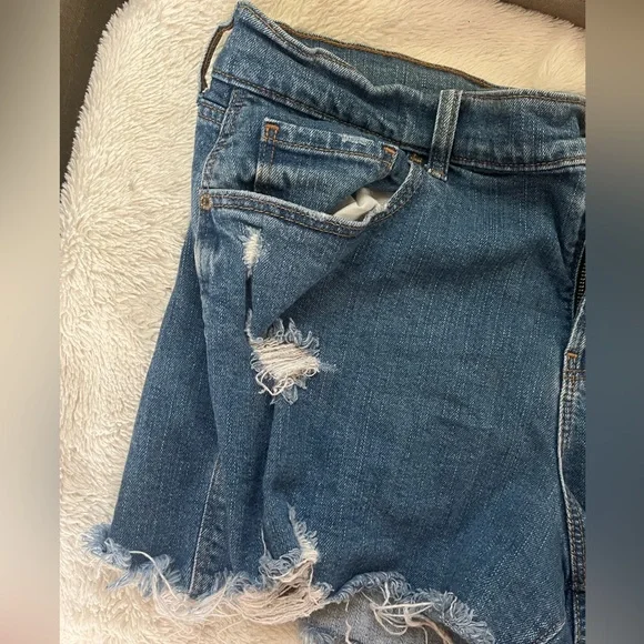 Old Navy Mid Rise Boyfriend Jean Short - Picture 3 of 4